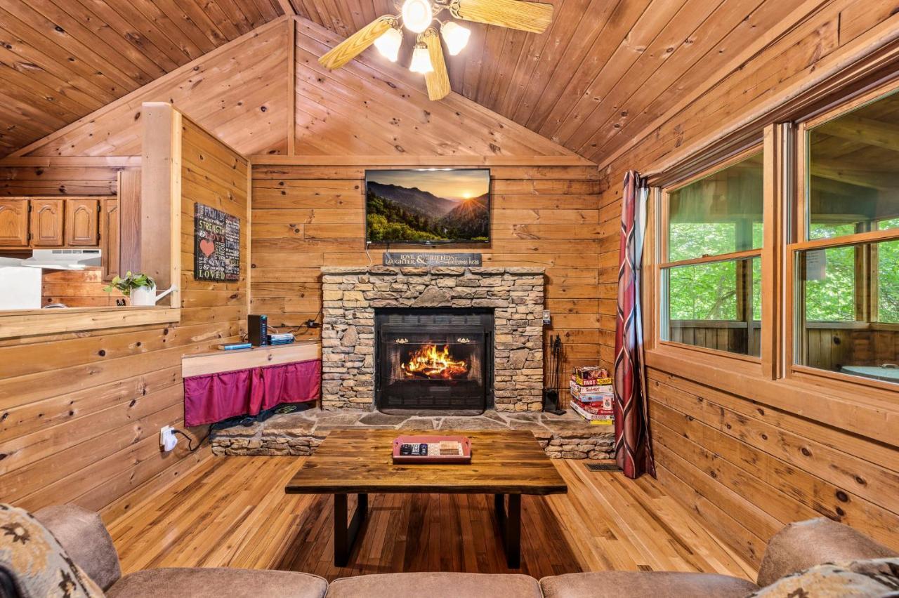 Romantic Log Cabin With Hot Tub Pigeon Forge Zewnętrze zdjęcie